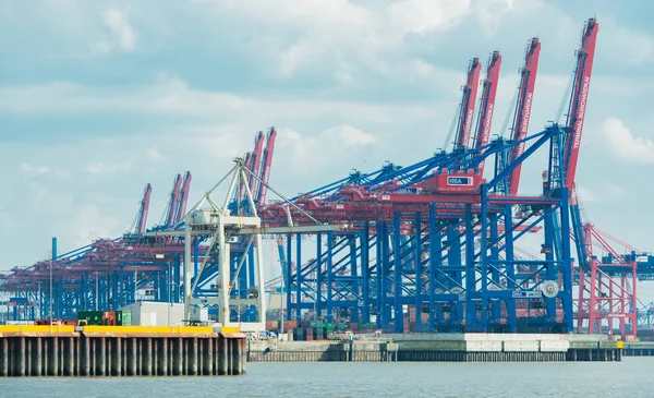 Hamburgo, Alemania - 02 de abril de 2017: Terminal de contenedores Burchardkai en Hamburgo en el Elba, 02 de abril de 2017 en Hamburgo — Foto de Stock