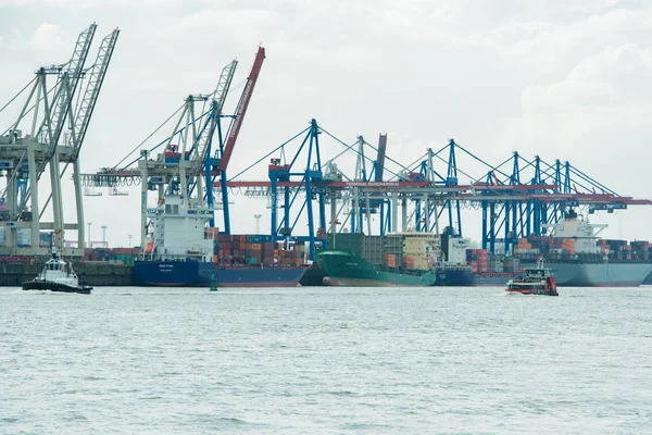 Hamburg, Almanya - 02 Nisan 2017: Konteyner terminal Burchardkai Elbe, 02 Nisan 2017 yılında Hamburg Hamburg