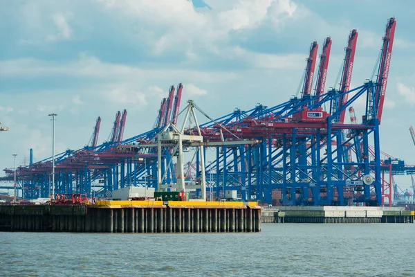 Hamburg, Duitsland - 02 April 2017: Container terminal Burchardkai in Hamburg op de Elbe, April 02, 2017 in Hamburg — Stockfoto