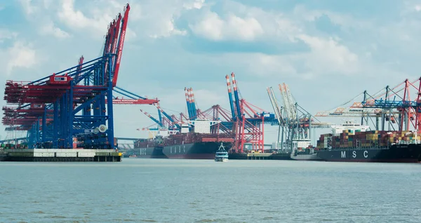 Hamburg, Duitsland - 02 April 2017: Container terminal Burchardkai in Hamburg op de Elbe, April 02, 2017 in Hamburg — Stockfoto