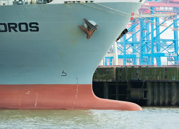 Hamburg, Duitsland - 02 April 2017: Container terminal Burchardkai in Hamburg op de Elbe, April 02, 2017 in Hamburg — Stockfoto