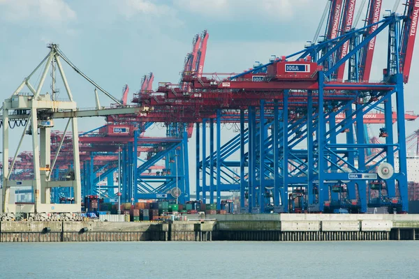 Hamburg, Duitsland - 02 April 2017: Container terminal Burchardkai in Hamburg op de Elbe, April 02, 2017 in Hamburg — Stockfoto