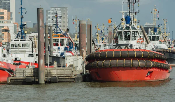 Hamburgo, Alemania 02 de abril de 2017: Tugging on the same to haul a container ship on April 02, 2017, in the Germany Hamburgo —  Fotos de Stock