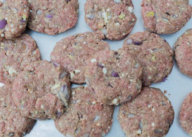 Hamburger bir plaka üzerinde ızgara hazır kıyma