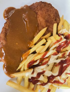 domuz pirzola tabak olarak hazırlanan patates kızartması ile