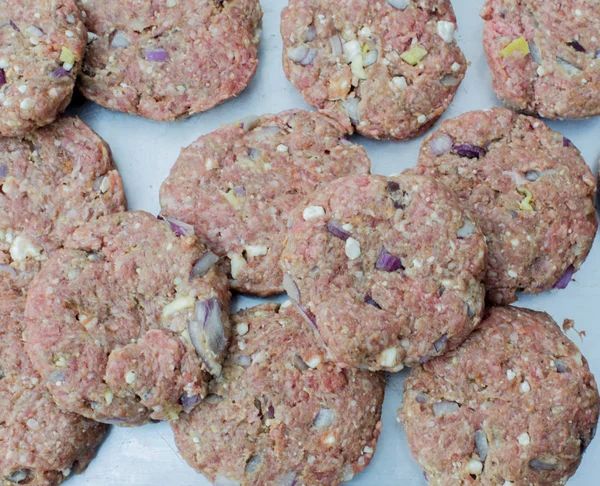 Hackfleisch zum Grillen von Hamburgern auf einem Teller zubereitet — Stockfoto