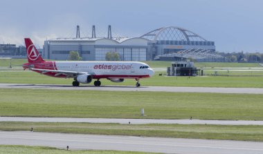 Almanya - Hamburg, 17 Nisan 2017: atlasglobal uçak pist Hamburg Havaalanı - Hamburg Airport 17 Nisan 2017 başında