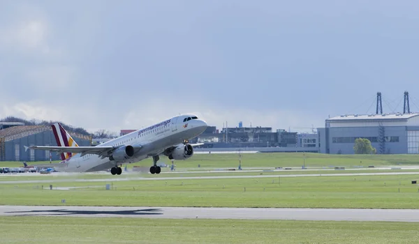 Германия - Гамбург, 17 апреля 2017 года: самолет Germanwings на старте на взлетно-посадочной полосе аэропорта Гамбург - аэропорт Гамбурга 17 апреля 2017 года — стоковое фото
