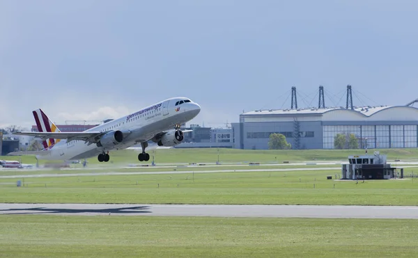 Německo - Hamburk, 17 dubna 2017: letadla germanwings na začátku na dráhy Hamburg Letiště - letiště Hamburg Airport 17 dubna 2017 — Stock fotografie