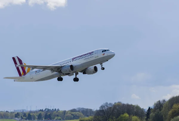 Německo - Hamburk, 17 dubna 2017: letadla germanwings na začátku na dráhy Hamburg Letiště - letiště Hamburg Airport 17 dubna 2017 — Stock fotografie