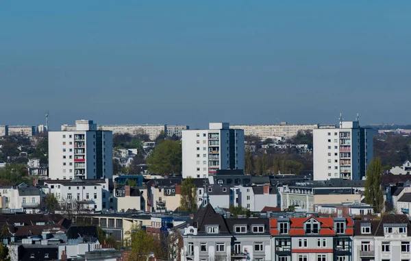 Blick auf die Hamburger Skyline aus einem Bürogebäude — Stockfoto