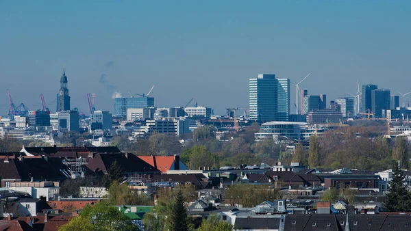 Blick auf die Hamburger Skyline aus einem Bürogebäude — Stockfoto