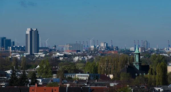 Blick auf die Hamburger Skyline aus einem Bürogebäude — Stockfoto