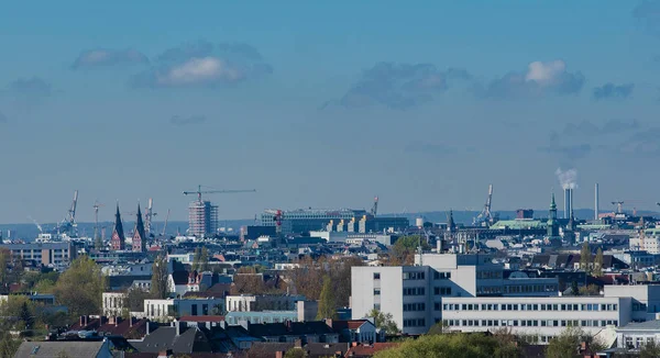 Blick auf die Hamburger Skyline aus einem Bürogebäude — Stockfoto