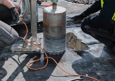 Çekirdek bir bina tavan üzerinden havalandırma için sondaj