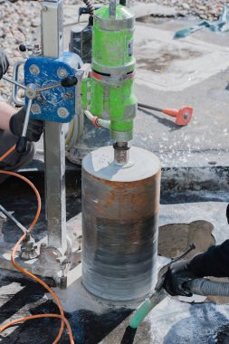 Çekirdek bir bina tavan üzerinden havalandırma için sondaj