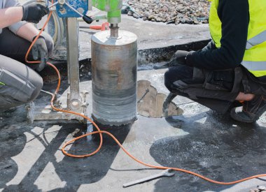 Çekirdek bir bina tavan üzerinden havalandırma için sondaj