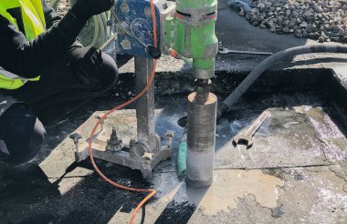 Çekirdek bir bina tavan üzerinden havalandırma için sondaj