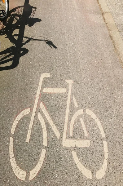 Símbolo de bicicleta pintado en un carril bici —  Fotos de Stock