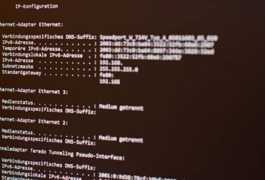 Bilgisayardan bir monitörde görüntüler IP adresleri