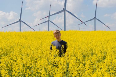 Çocuk tecavüz alanında duruyor