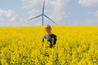 Çocuk tecavüz alanında duruyor