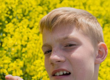 Çocuk tecavüz alanında duruyor