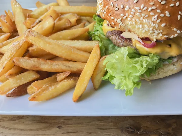 Nahaufnahme eines Cheeseburgers auf einem Teller — Stockfoto