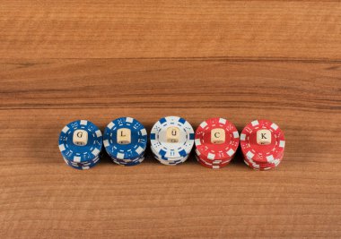 Casino oyun fişi ve bir ahşap tahta üzerindeki etiketi