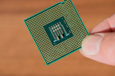 Bilgisayar Cpu içinde closeup ahşap arka plan önünde