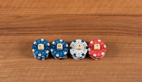 Casino-Spielchips und Etikett auf einem Holzbrett — Stockfoto