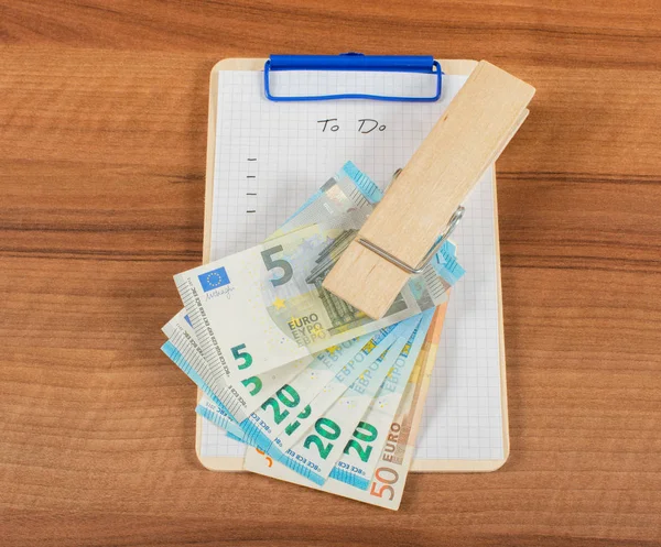 Geld in Klammer in Wohnung lag still — Stockfoto