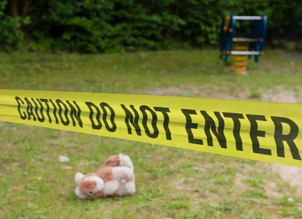 Bir suç mahallinde bir oyun alanı önünde polis barikatı