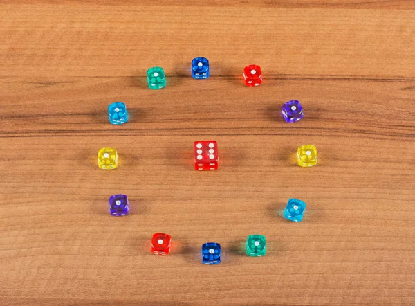 Cubos de juego y etiqueta en un tablero de madera —  Fotos de Stock