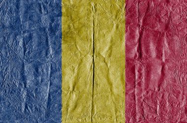 Yakın çekimde bir kağıda Romanya bayrağı