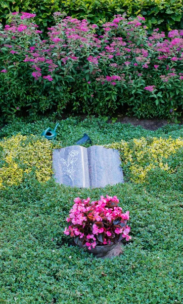 Flowers and grave in an old cemetery — Stock Photo, Image