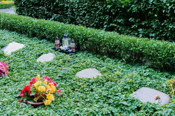 Çiçekler ve eski bir mezarlık mezarda