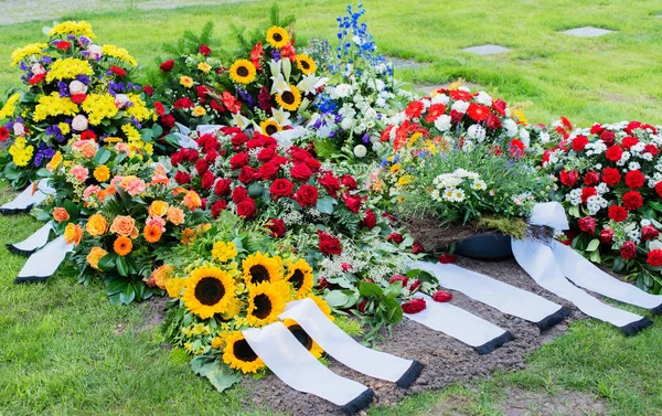 Blumen und Grab auf einem alten Friedhof — Stockfoto