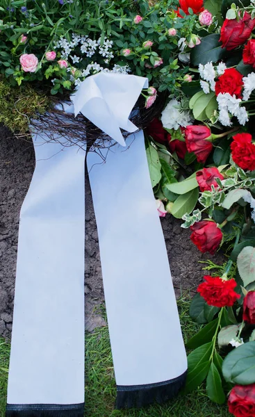 Flores y tumba en un antiguo cementerio — Foto de Stock