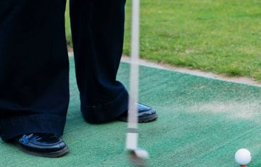 Bir golf sahası tee Golf oyuncu