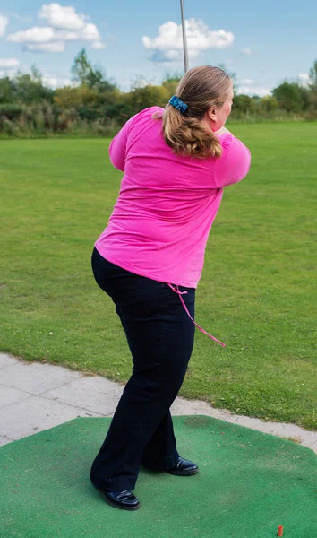 Golfspieler beim Abschlag auf einem Golfplatz — Stockfoto