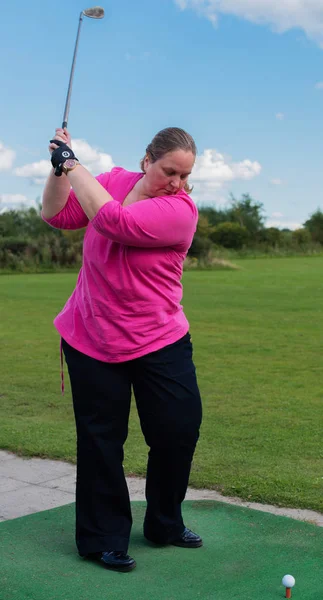 Golfspieler beim Abschlag auf einem Golfplatz — Stockfoto