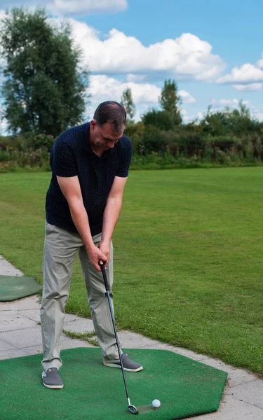 Bir golf sahası tee Golf oyuncu