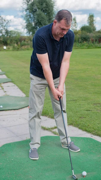 Golfspieler beim Abschlag auf einem Golfplatz — Stockfoto