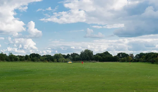 Golfplatz Übungsplatz mit vielen Golfbällen — Stockfoto