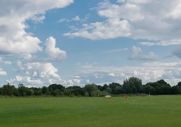 Campo de golf Campo de ejercicios con muchas pelotas de golf — Foto de Stock