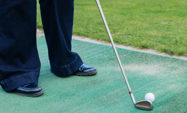 Golfspieler beim Abschlag auf einem Golfplatz — Stockfoto