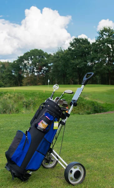 Golfschlägerwagen mit Golfschläger auf einem Golfplatz — Stockfoto