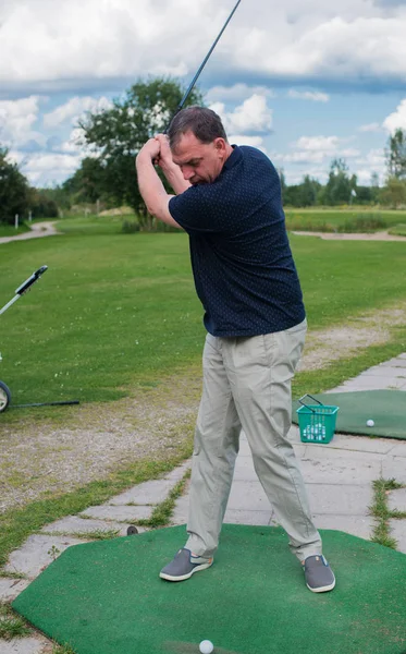 Bir golf sahası tee Golf oyuncu