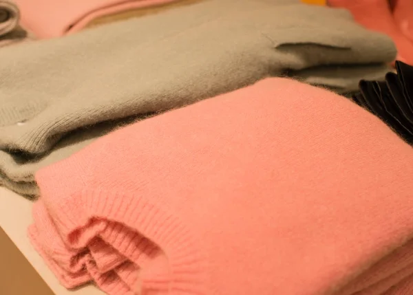 Angora suéteres y mohair suéteres para la venta en venta en invierno — Foto de Stock